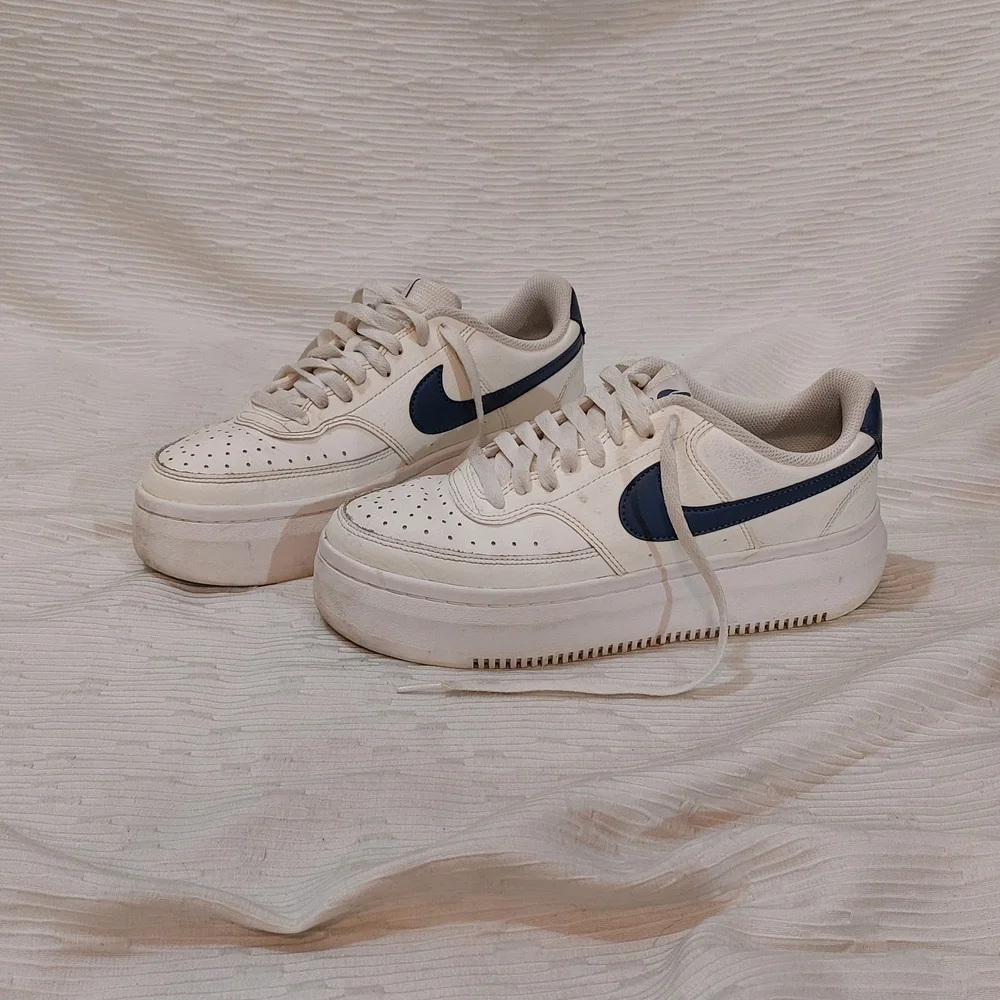 Nike Women's Sneakers in Cream and Navy - Picture 2 of 16